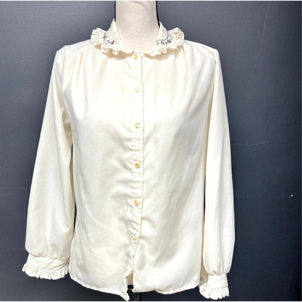 Vintage women's 1970's Ivory button down embroidered ruffle collar flowers